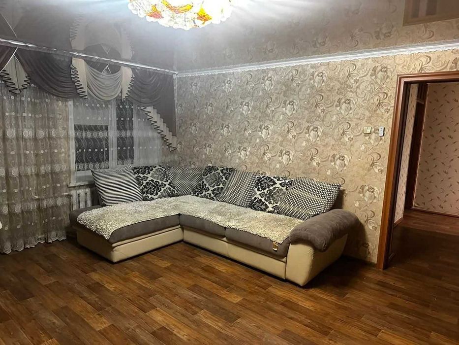 Большой угловой диван, состояние среднее