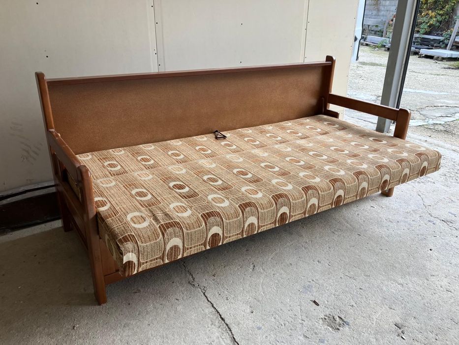 Дървен разтегателен диван