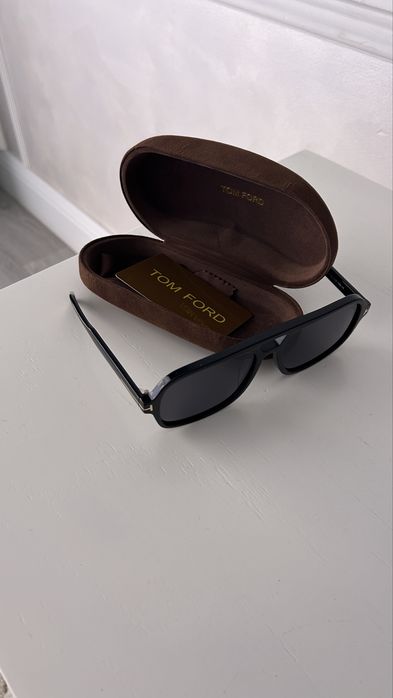 Солнце защитный очки фирмы TOM FORD