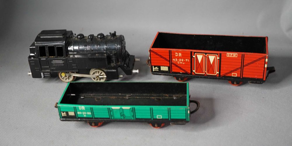 Стара Немска Механична играчка влак локомотив вагони комплект с кутия