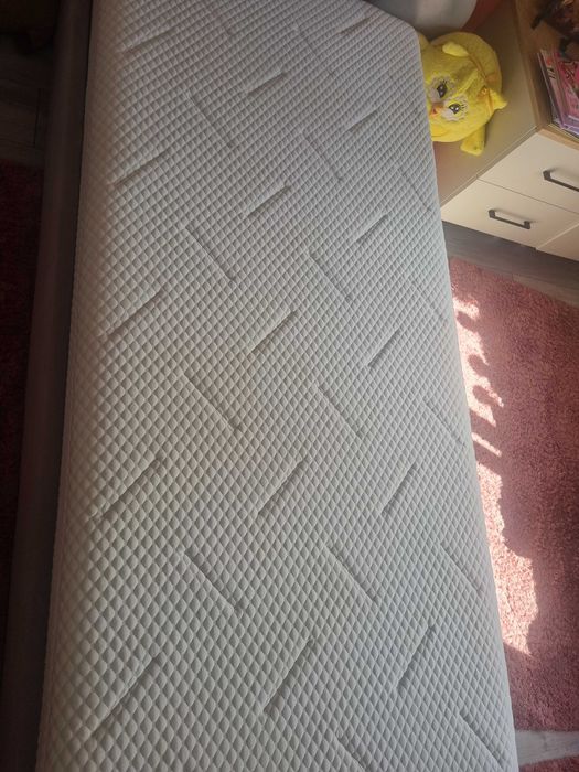 Pat pentru fete 90×2000! Se vinde cu toate accesoriile!