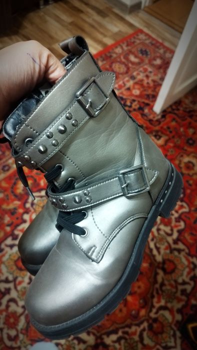 Ботинки в идеальном состоянии как новые.
