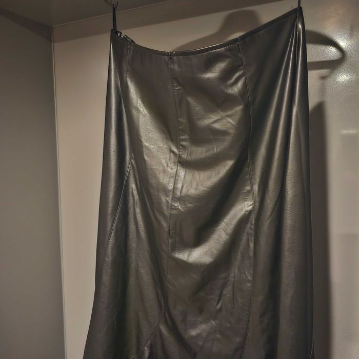 Чисто нова черна дълга лъскава кожена пола, размер "L"