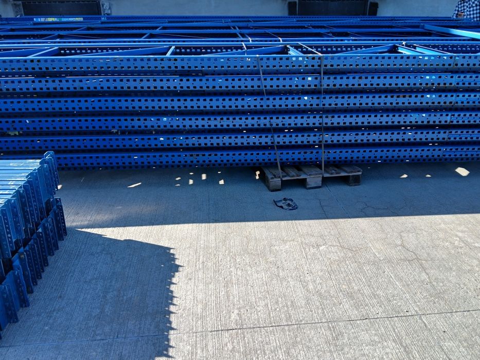 Avem rafturi de vânzare