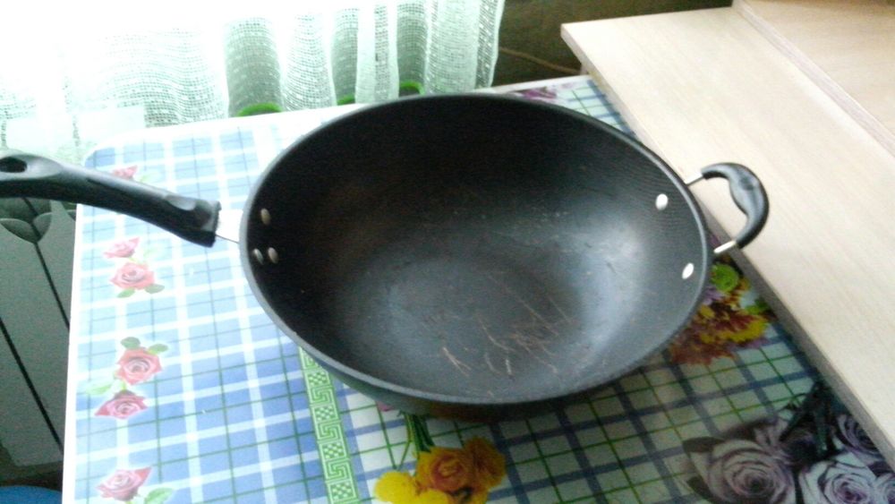 Продам срочно вок без крышки 34см. Все вопросы пишите на ватцап.