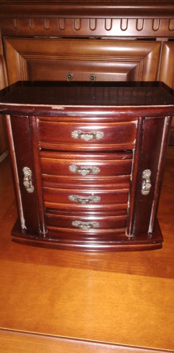 Продам шкатулку 23см*21см.*12см. В отличном состоянии.