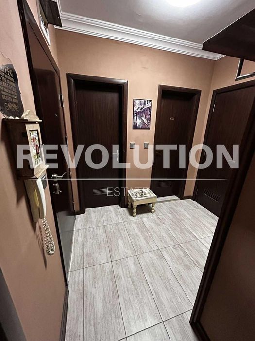 Тристаен апартамент в района на Възраждане 1!