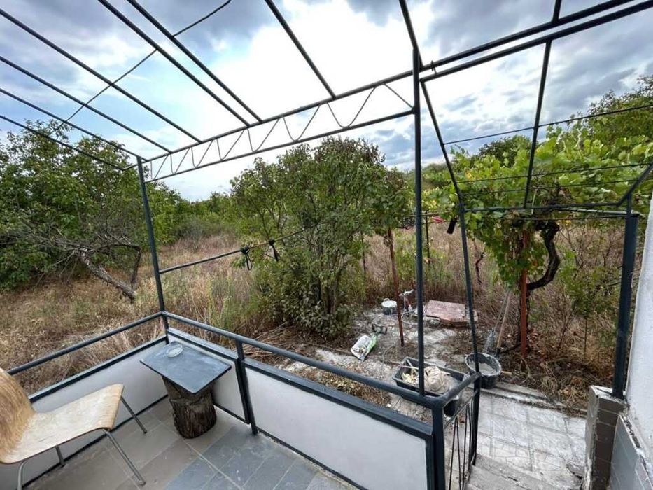 Едноетажна къща с започнат ремонт в село Аспарухово, област Бургас