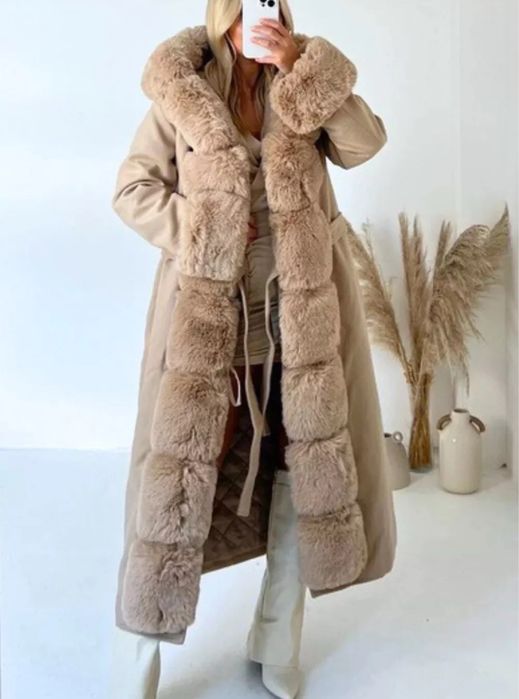 Palton Haina  bej de iarna cu guler voluminos blana