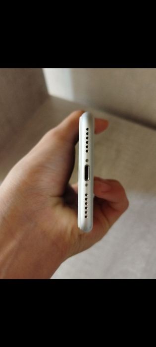 Iphone 8 sotiladi Rangi oq xotira 64g