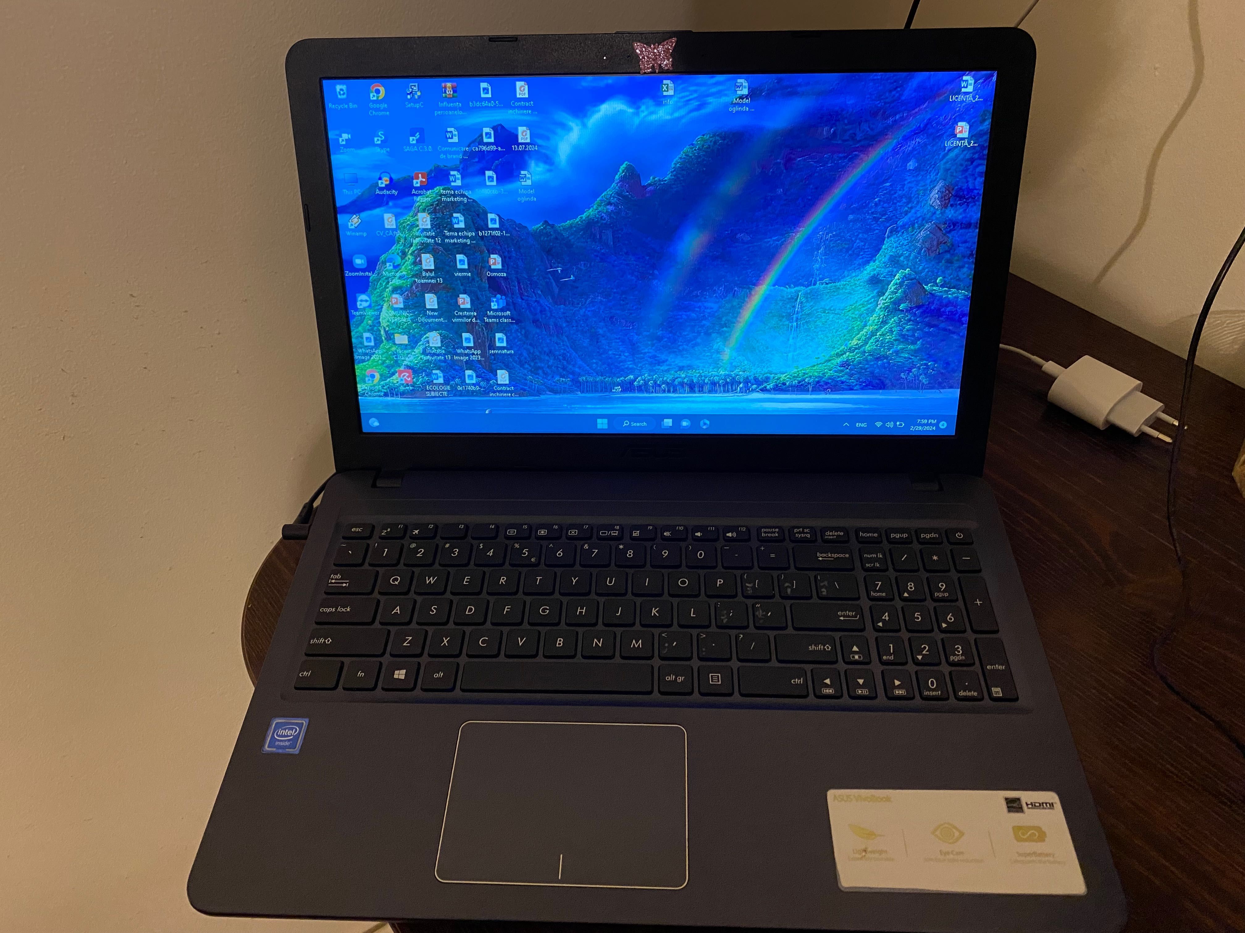 Laptop Asus Vivobook 15 - 700 lei