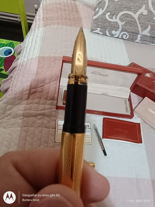 Stilou Dupont cu penița de aur Rezervat
