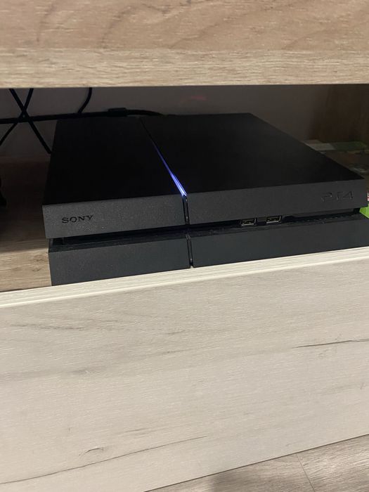 Vand ps4 500GB cu un controller si 3 jocuri