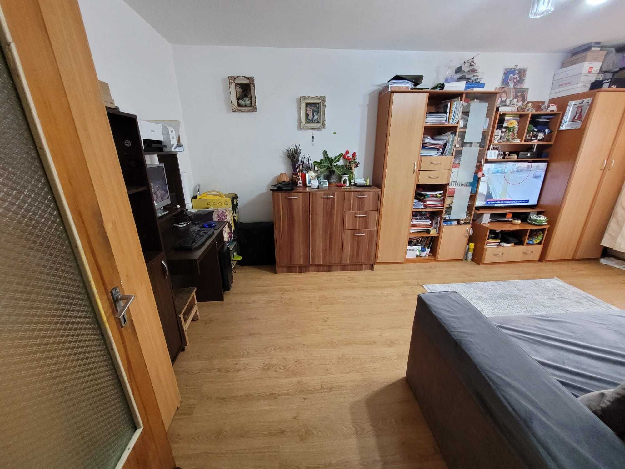 Vand apartament 2 camere, zona Auchan Titan