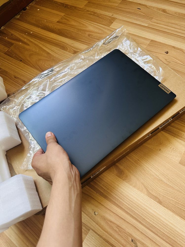 Lenovo yangi turibdi srochni sotiladi narxi arzon