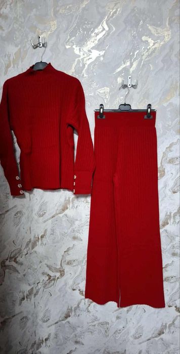 Compleu universal
Universal
NEGRU 2 BUC
MARO DESCHIS 2 BIC
ROSU 2 BUC