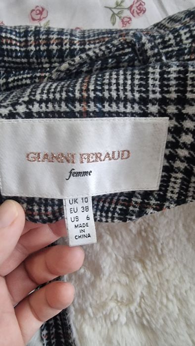 Пальто мехли Брендовий Хитой М размер озгина кийилган Лекин янги колид