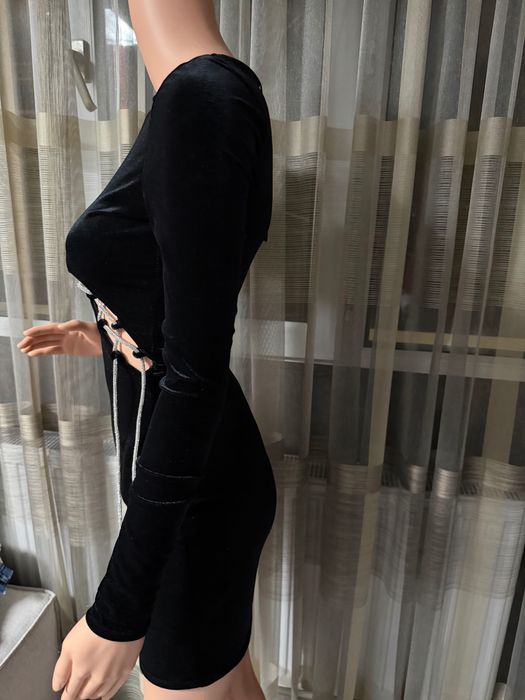 Черна рокля с камъни