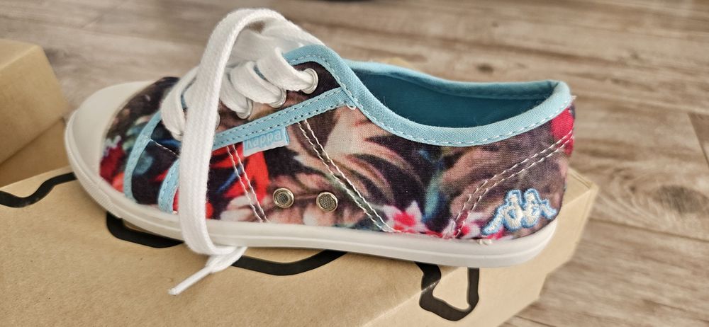 Teniși Kappa ,mama - fiica
Sunt noi 
Originali Kappa 
Mărimile 37 și 3