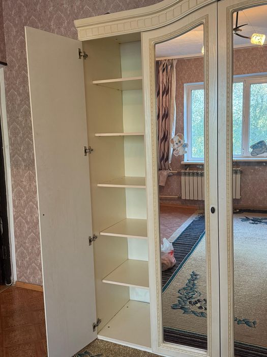Яркий диван и шкаф в спальню