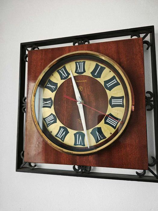 Продаю стол и советские часы.