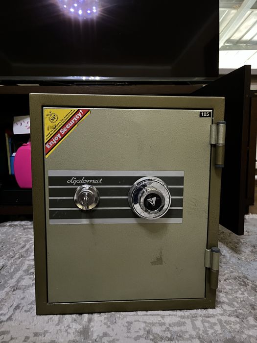 Продам сейф Diplomat