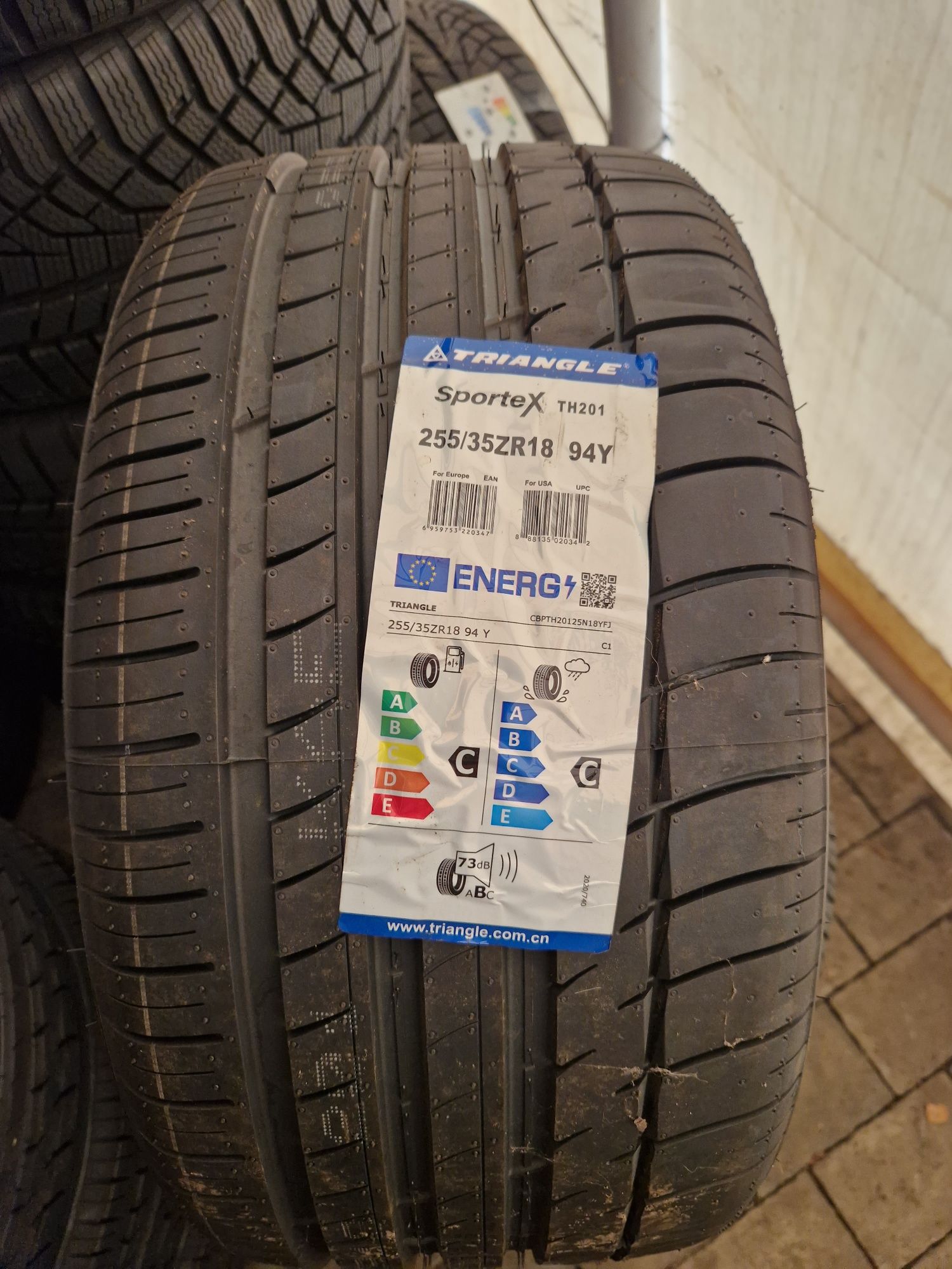 Anvelope noi vara BMW seria 3 Triangle 225/40/18 cu 255/35/18