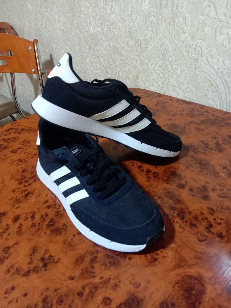 Крассовки оригинальные Адидас 43-44рр