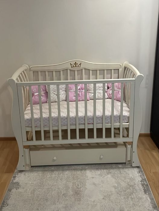 Кроватка детская с короной