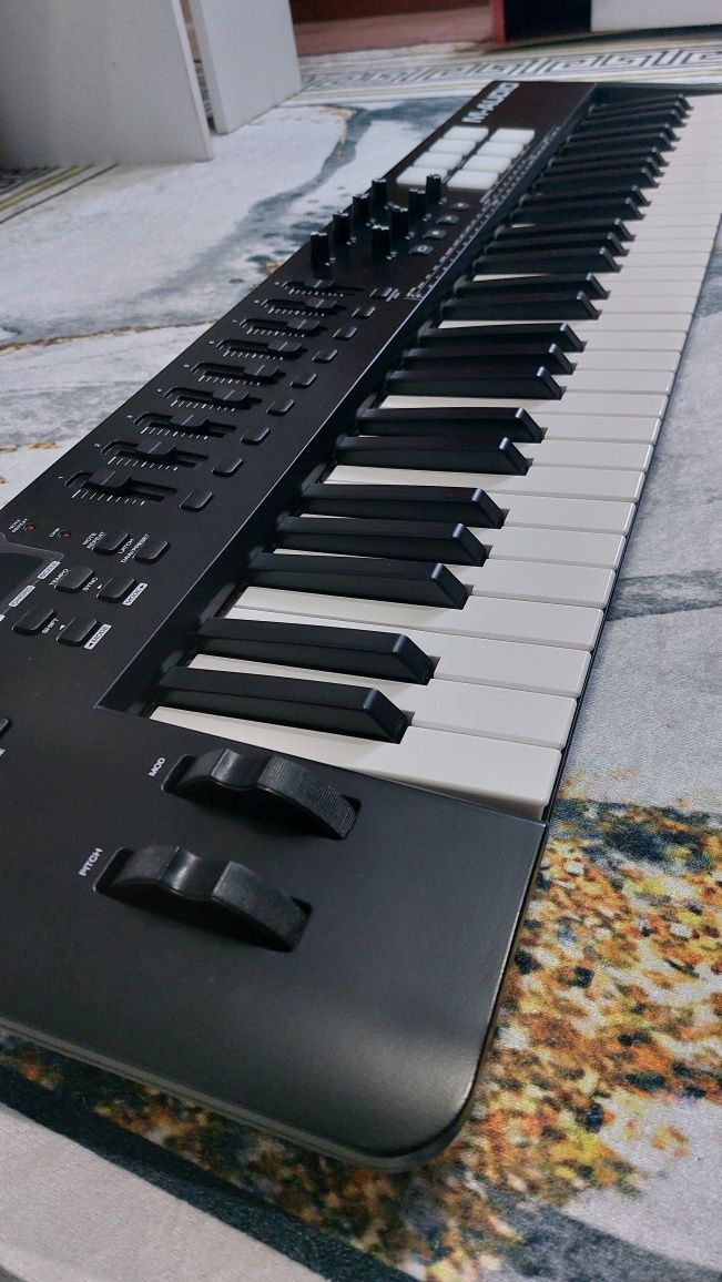 Продам midi клавиатуру.