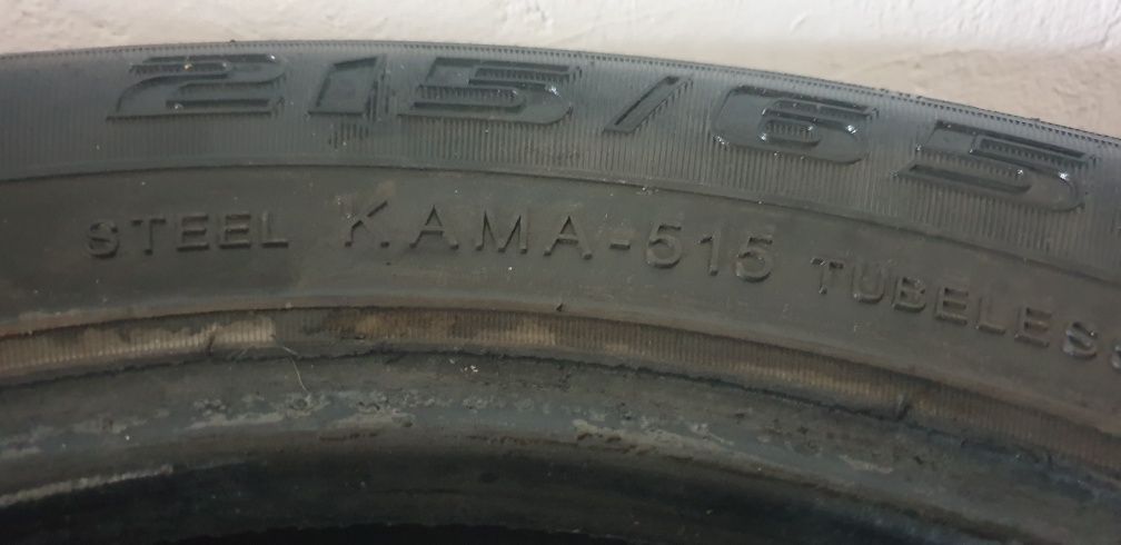 Зимни гуми 215/65 R16 - перфектни за сняг и черен път  4бр.