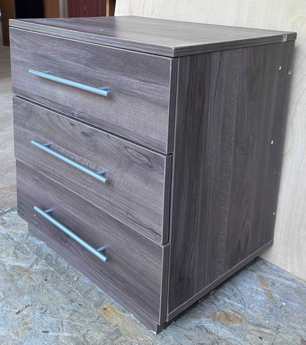 Comoda cu 3 sertare; Mic Dulap cu spatii de depozitare; Noptiera