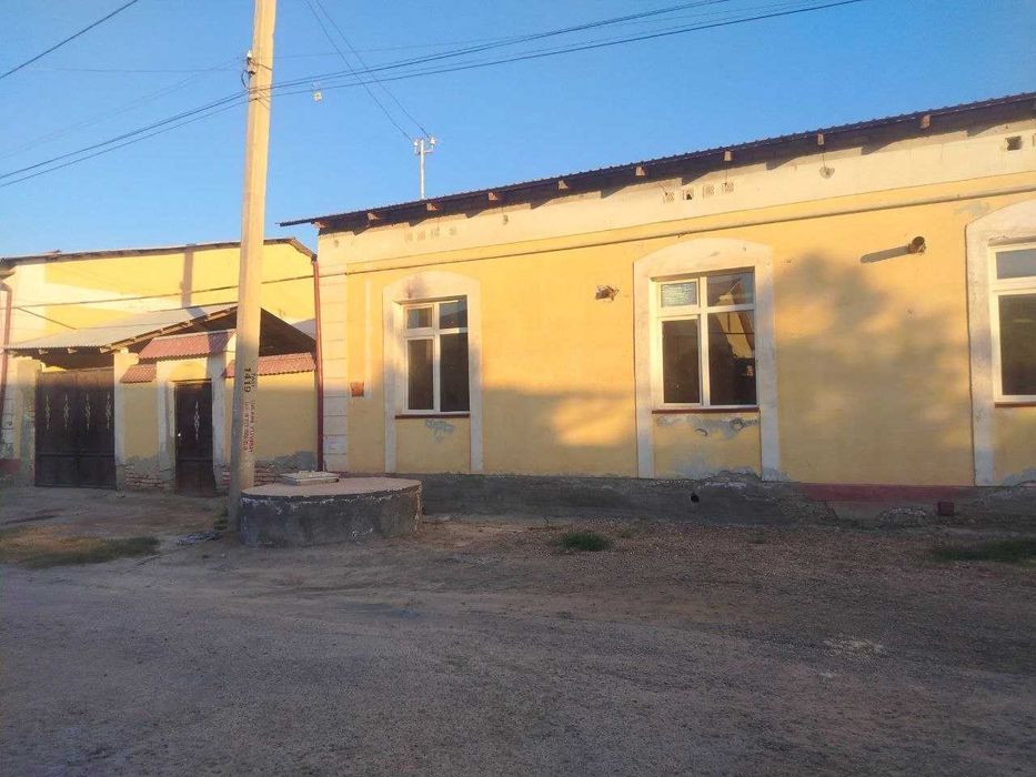 Коттедж сотилади. 6 сотихдан иборат. Эски деҳқон бозорига яқин.