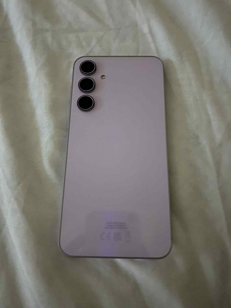 Samsung a55 кутия зарядно гръб и протектор продавам  защо имам нов