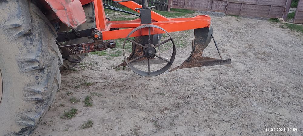Plug robust pentru tractor!