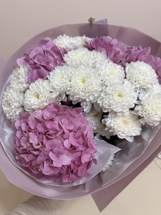 Нежный букет с гортензиями и хризантемами