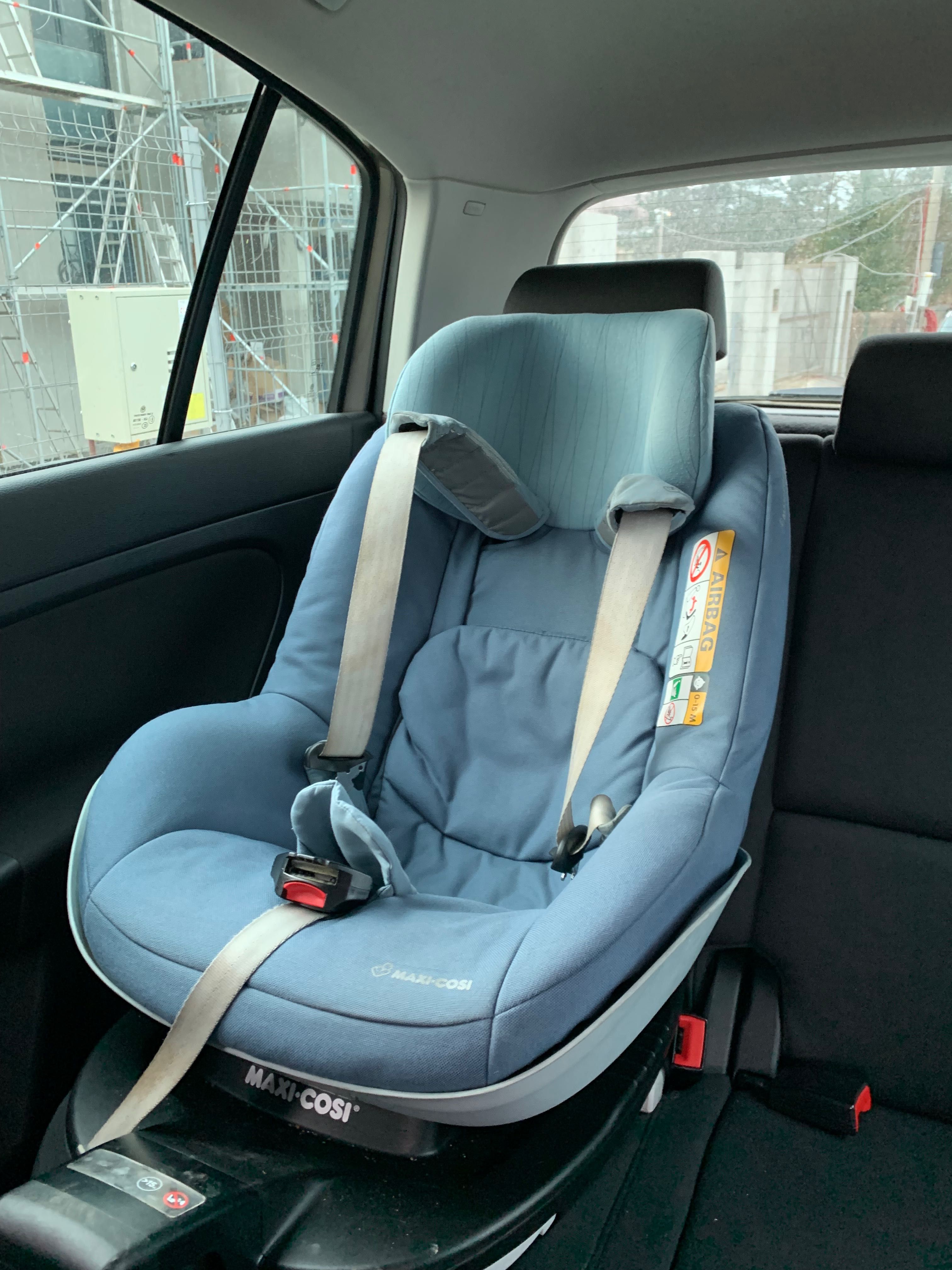 Vand scaun masina Maxi cosi si isofix potrivit pentru 0-4 ani