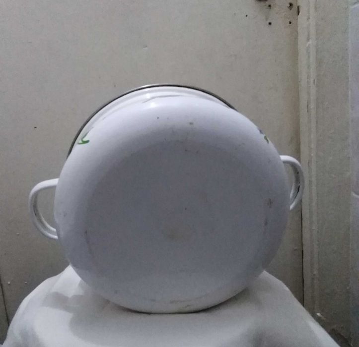 ОТДАМ ДАРОМ кастрюлю. Эмалированную, среднюю (4л.), советскую. Б/У