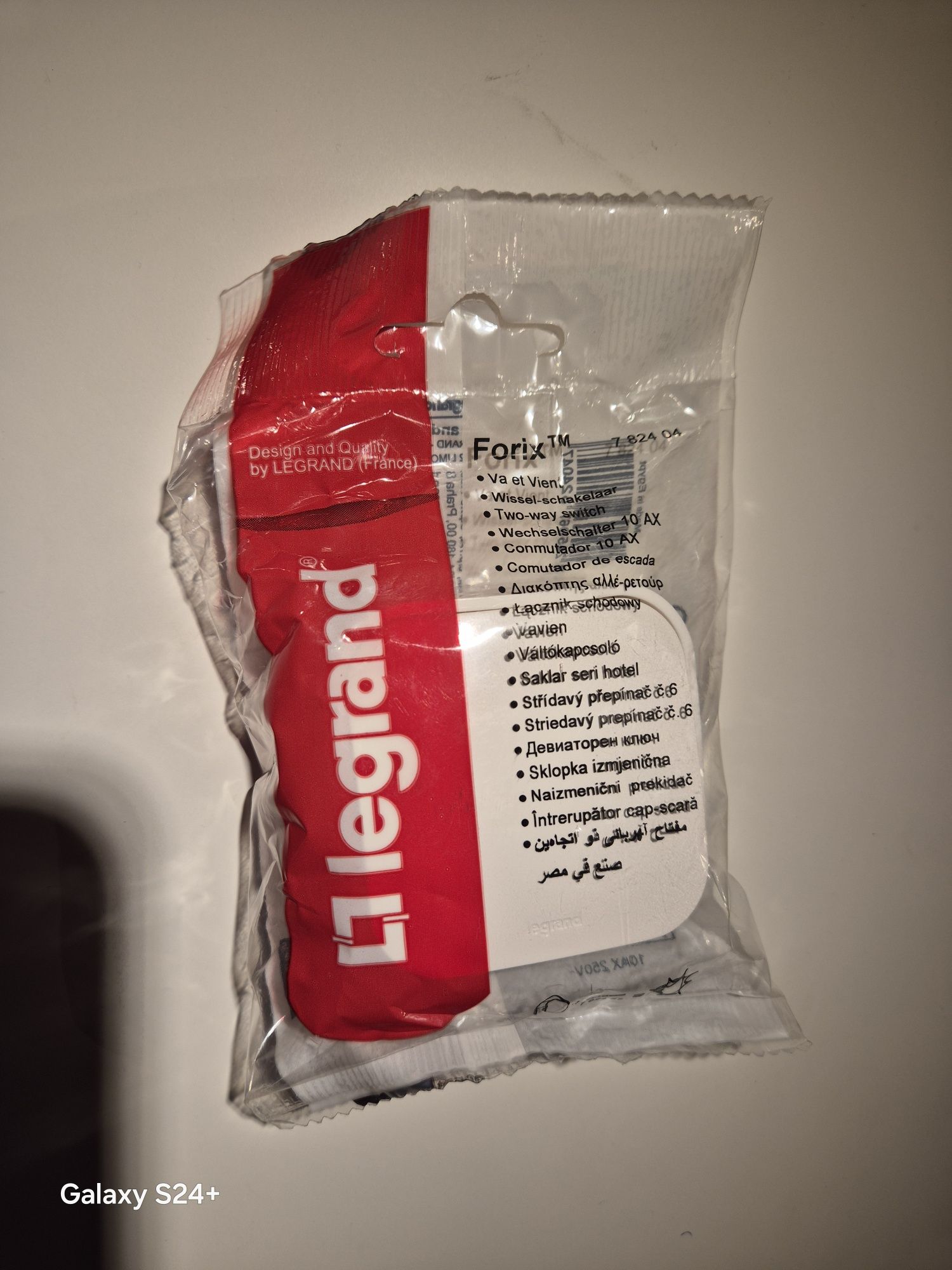 Ключове и контакти Legrand Niloe бяло ново