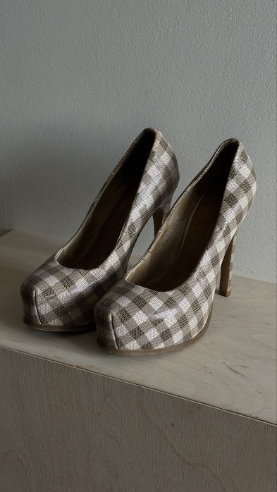 Женские туфли на высоком каблуке