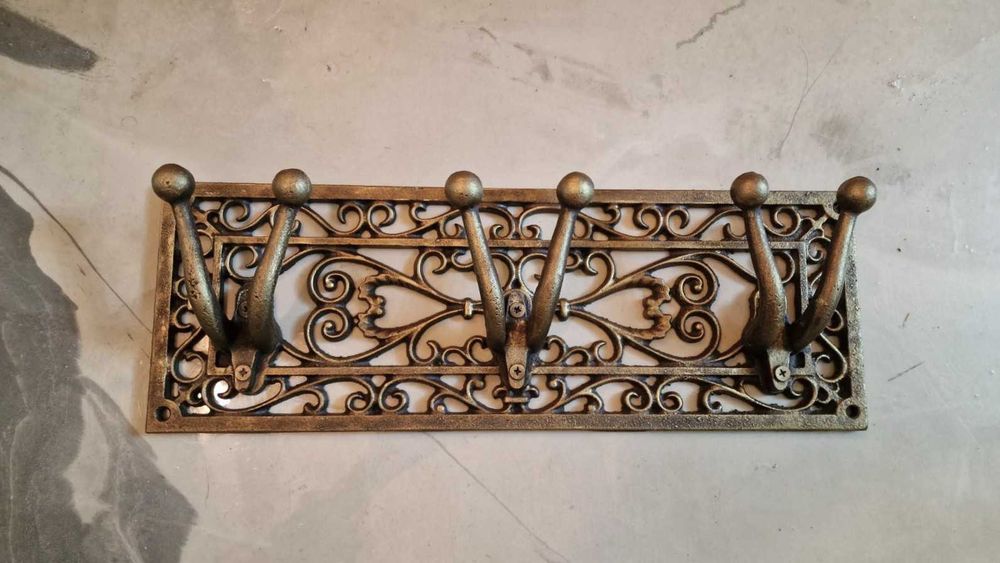 Масивна Чугунена зак/чалка, декоративна, стабилна.