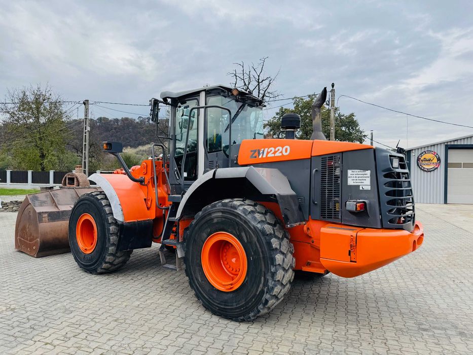 Incarcator frontal Hitachi ZW 220, an 2007, 20 tone, cupa 5mc, TOP !