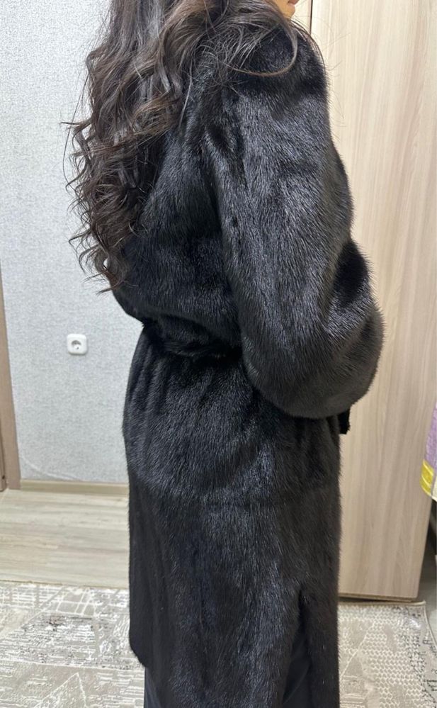 Продам женскую норковую шубу
