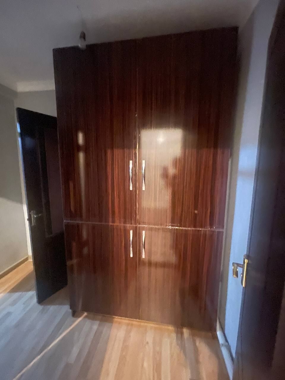Ошхона мебель, кондиционер, 2 та шкаф и хонтаха. Холати яхши
