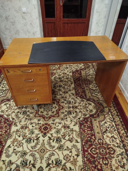 Письменный стол из масивного ЛДСП, Советский, в хорошем состоянии б/у