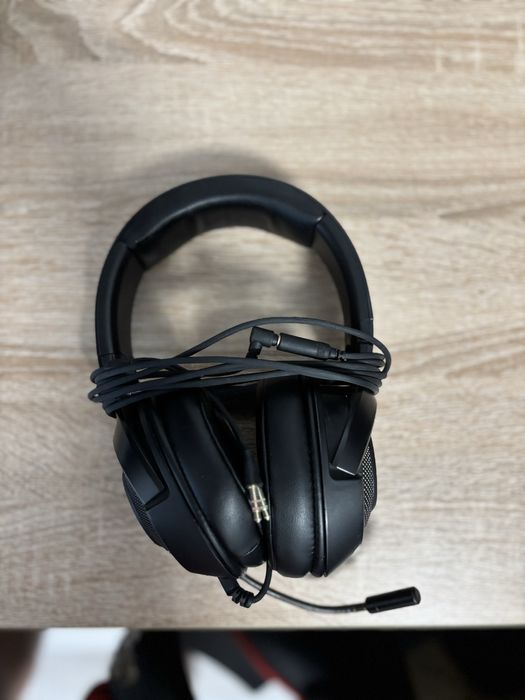 Vand doua perechi de casti, una razer si una steelseries