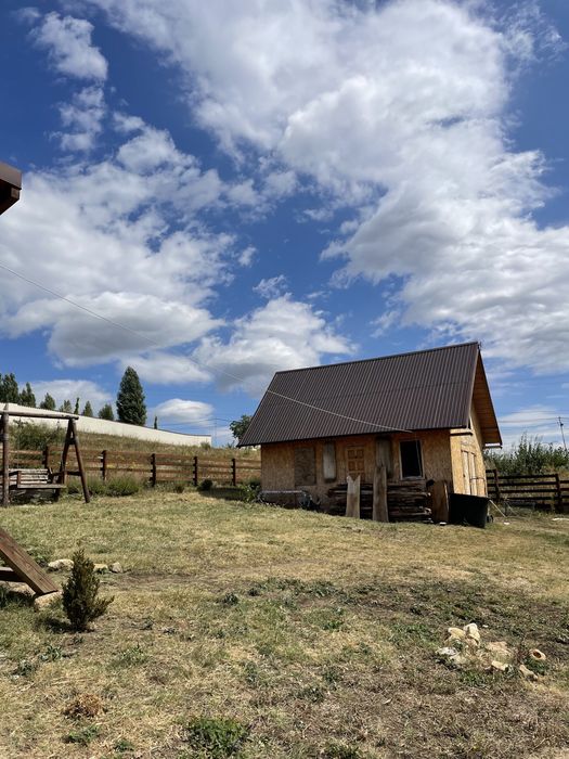 Teren intravilan 3000m cu  cabana in Jugureni Prahova