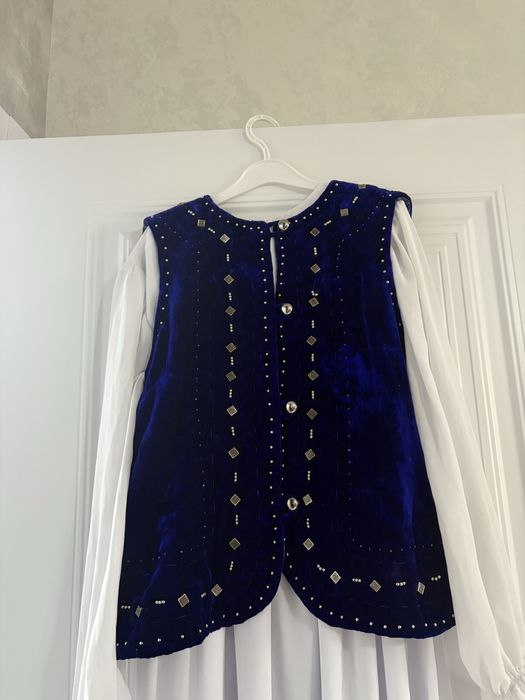 Белое платье с жилеткой