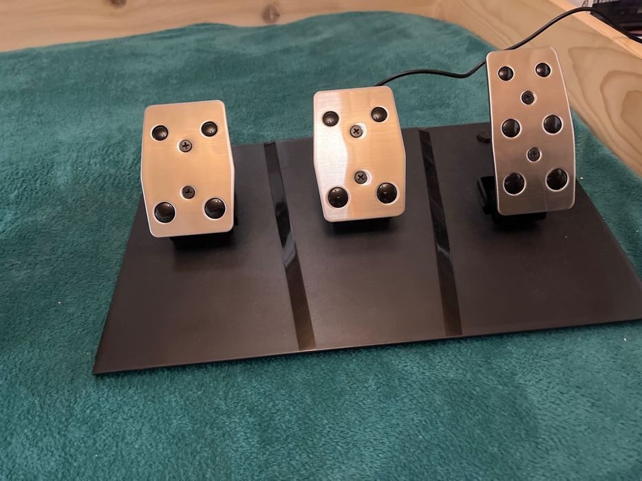 Volan gaming cu schimbător și pedale doar probat