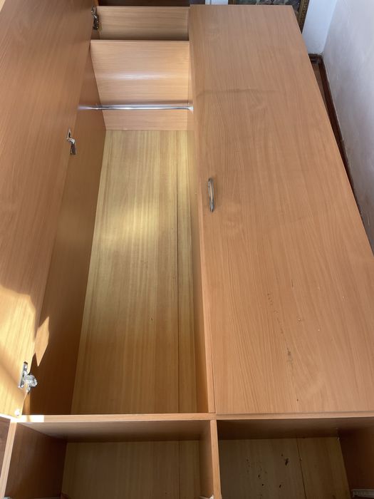 Большой шкаф для одежды